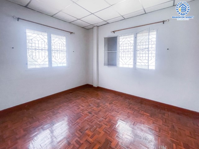 บ้านแฝดมือสอง ปทุมธานี ม.ธราดลบุรี รังสิต-นครนายก เนื้อที่กว้าง 35 ตร.ว. ฟังก์ชัน 3 ห้องนอน 2 ห้องน้ำ บ้านพร้อมเข้าอยู่ ใกล้สิ่งอำนวยความสะดวกมากมาย ในราคาสุดโดน! โครงการตั้งบนทำเลแห่งการเดินทาง เชื่อมต่อถนนรังสิต-นครนายก, ถนนกาญจนาภิเษก, ถนนเลียบด่วนลำลูกกา จองด่วน!